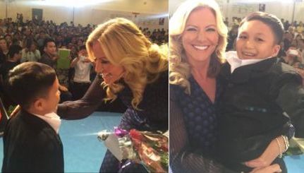 A luat în brațe un "băiețel" care i-a adus flori. Apoi, a auzit un strigăt: E soțul meu, lasă-l jos!