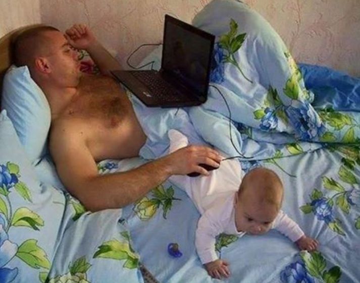 Ce se întâmplă când tăticii rămân singuri acasă cu bebeluşii. "Coşmarul" oricărei mămici