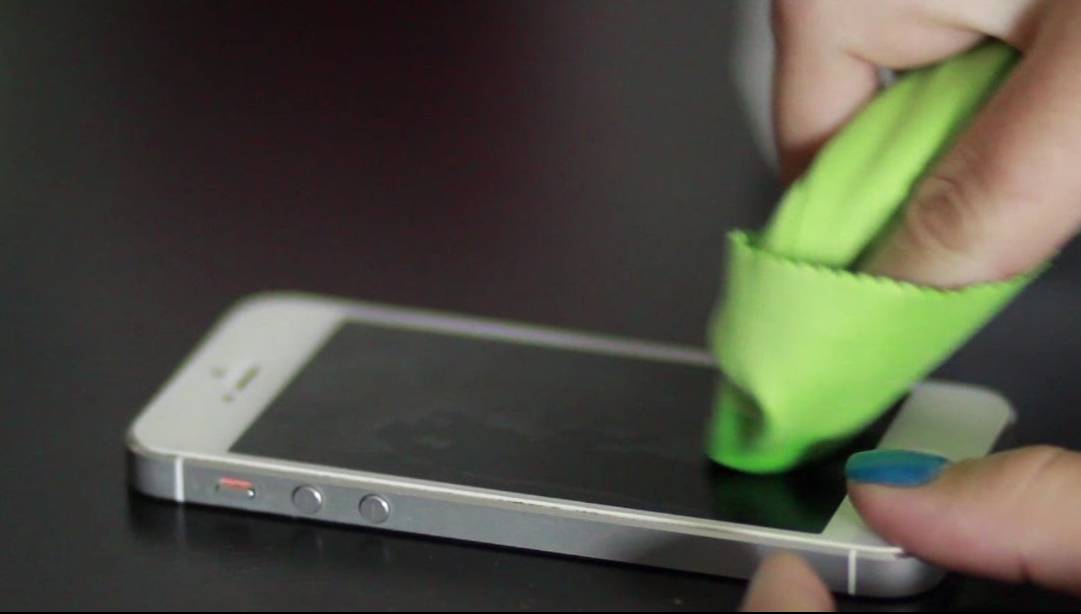 Ce se întâmplă dacă speli smartphone-ul cu spirt