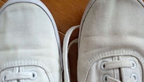 Tenişi îngălbeniţi? Uite cum să-i albeşti rapid cu acest truc simplu!