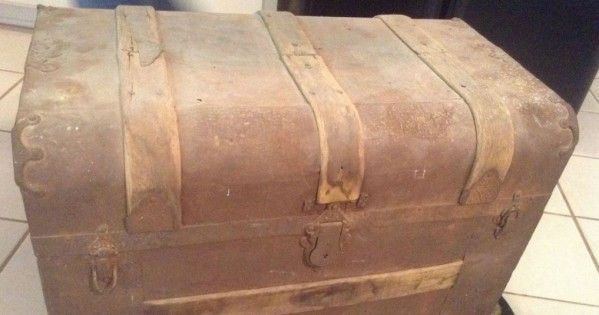 A găsit în garaj cufărul străbunicului, vechi de 100 de ani. L-a deschis! A avut o surpriză uriașă