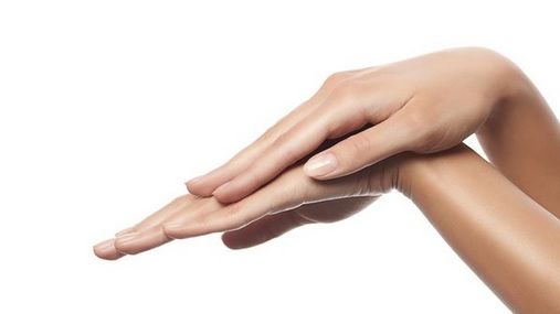 Aşa scapi definitiv de unghiile îngălbenite