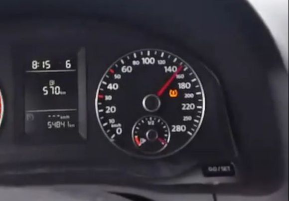 Un cântăreț român s-a filmat când ”gonea” cu 150 km/h pe autostradă