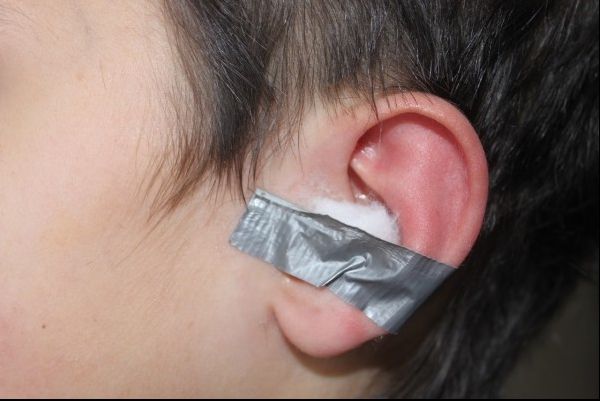 A băgat o bucată de vată în ureche apoi a lipit bandă adezivă. Motivul? E incredibil