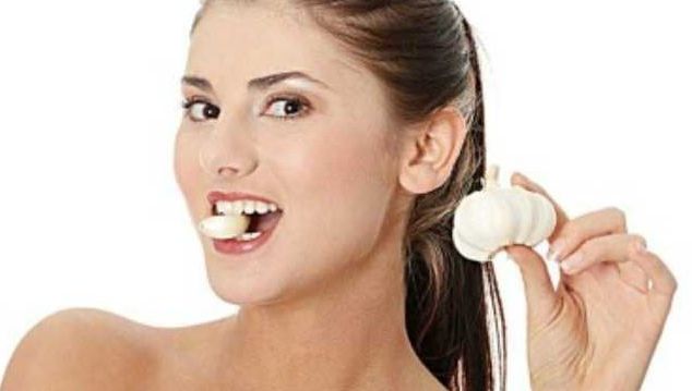 A ţinut un căţel de usturoi în gură timp de trei minute. Ce s-a întâmplat e incredibil