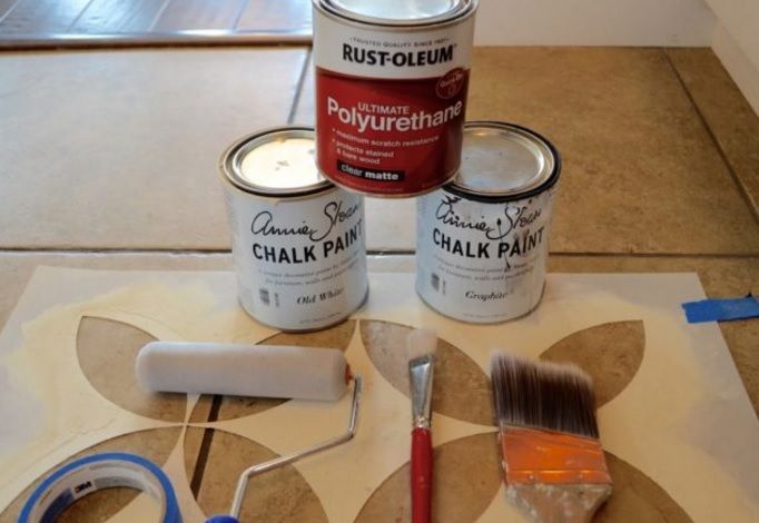 S-a gândit să-şi redecoreze casa. A vopsit până şi gresia din baie în aranjamente florale.Ce a ieşit