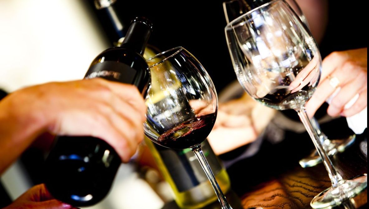 Experiment inedit: Cum arată oamenii înainte și după câteva pahare de vin! O să râzi cu lacrimi