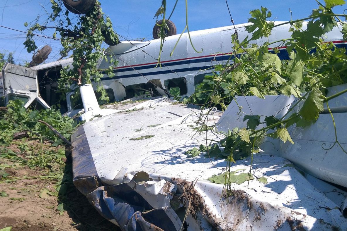 Un avion cu 17 pasageri la bord s-a prăbușit. Dezastrul a fost filmat