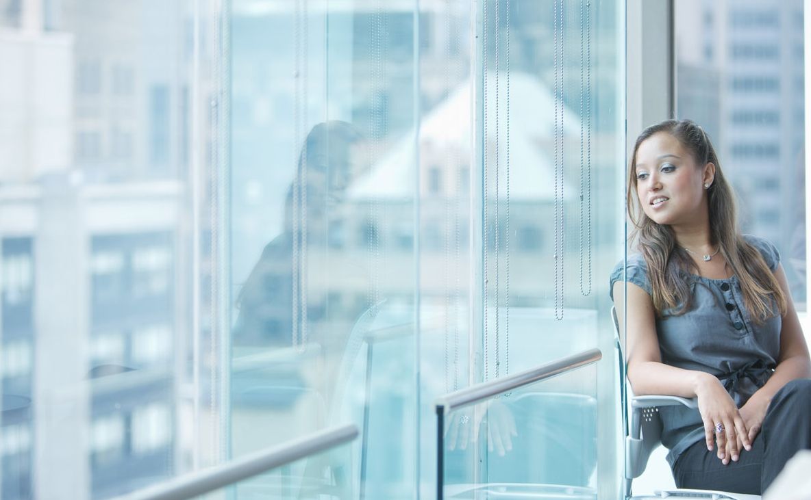 S-a uitat pe geamul biroului său şi a înlemnit: sex în plină zi, pe stradă. A filmat tot!