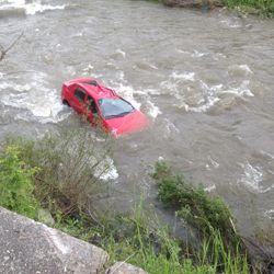 Accident spectaculos: a plonjat cu maşina de la 10 m în Jiu, dar a scăpat nevătămat