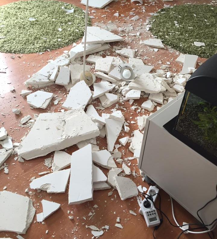 Tavan prăbuşit într-un complex de blocuri nou construite!