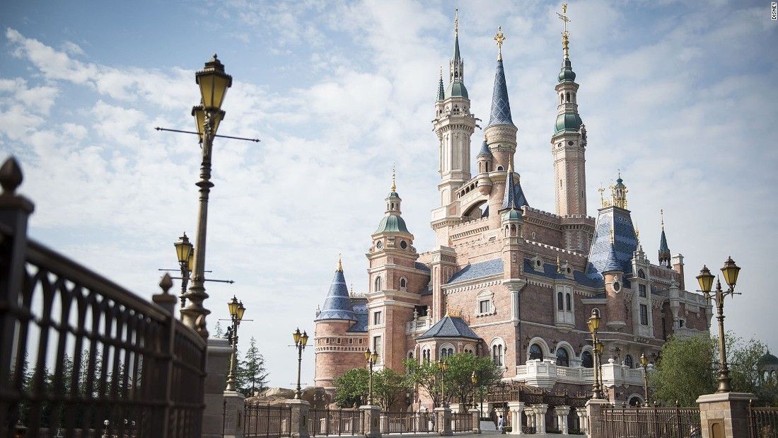 Cum arată noul parc Disney din Shanghai, China. Ce atracţii lipsesc: ar fi ofensat localnicii 