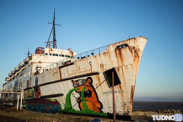 A urcat la bordul epavei de pe plajă. Pe punte a trăit un șoc! Ceea ce a văzut l-a fascinat