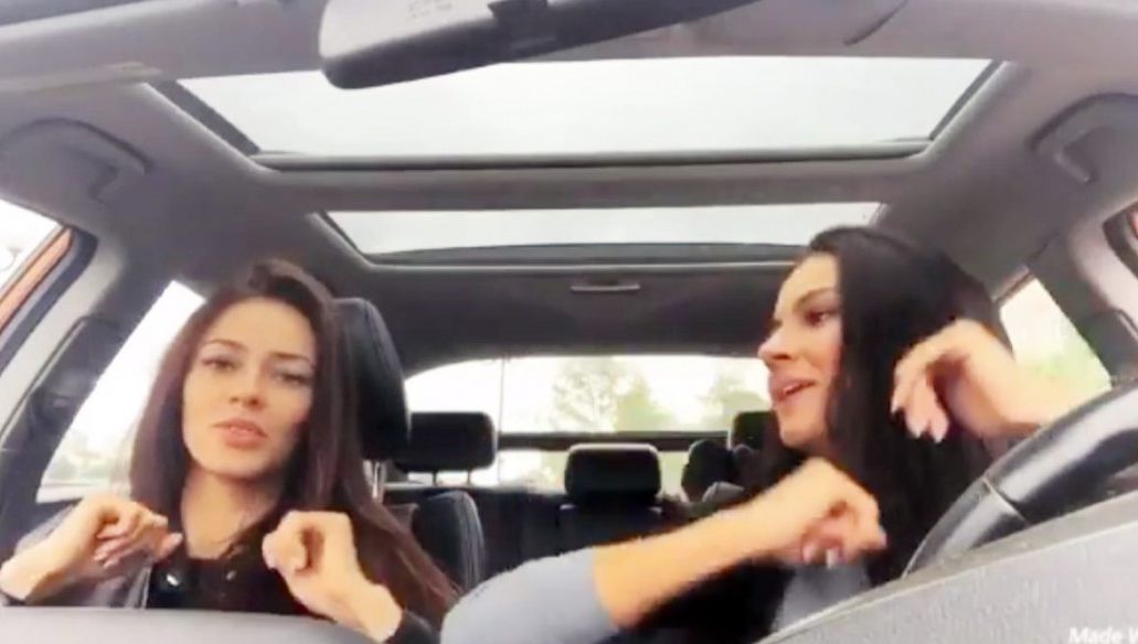 Ce fac două rusoaice super sexy în maşină. Totul a fost filmat
