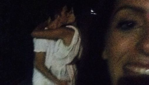 S-a strecurat lângă cuplurile ce întreţineau relaţii intime în public şi s-a pozat cu ele, pe ascuns