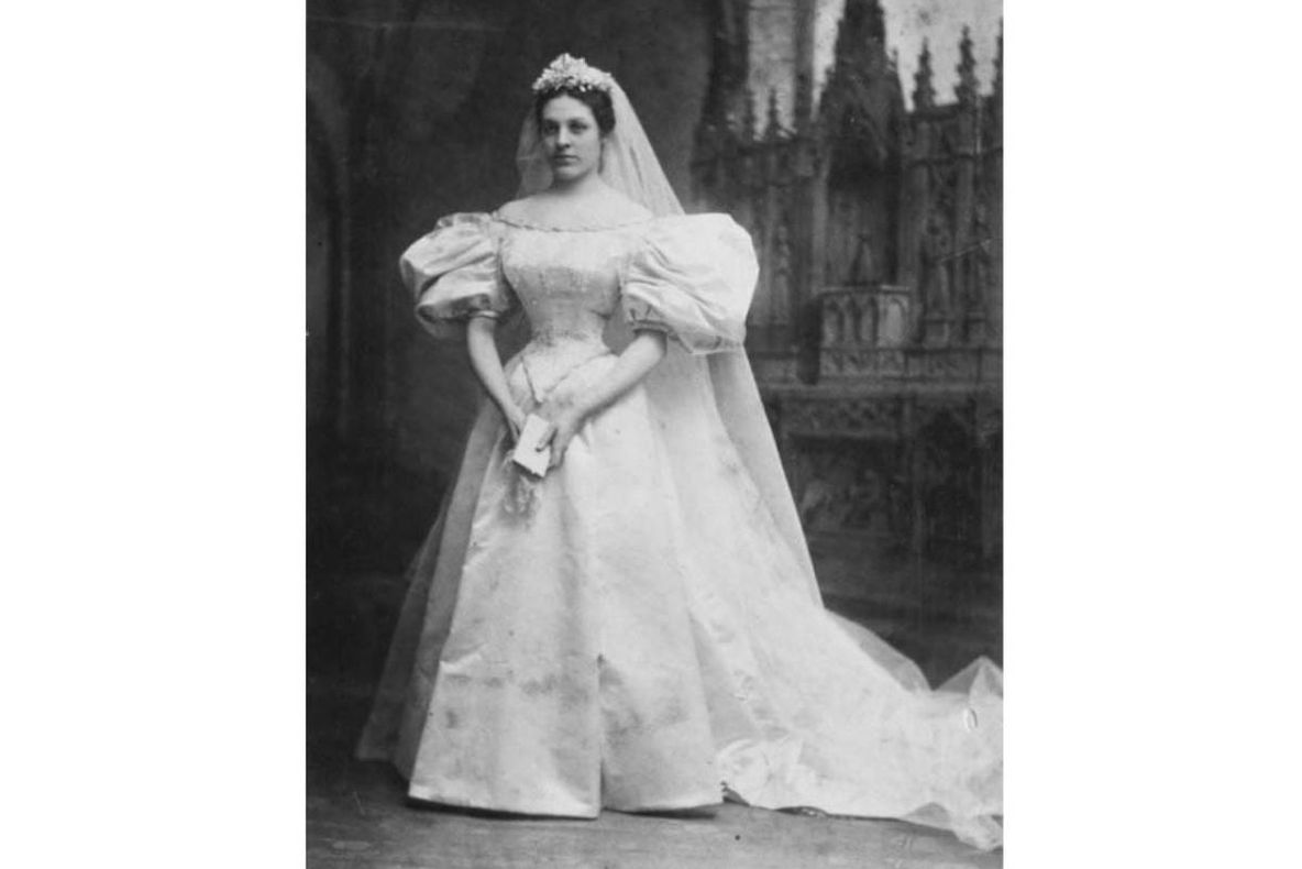 Mireasa a îmbrăcat o rochie veche de 120 de ani. Au mai purtat-o şi alte 10 femei. Cum arată