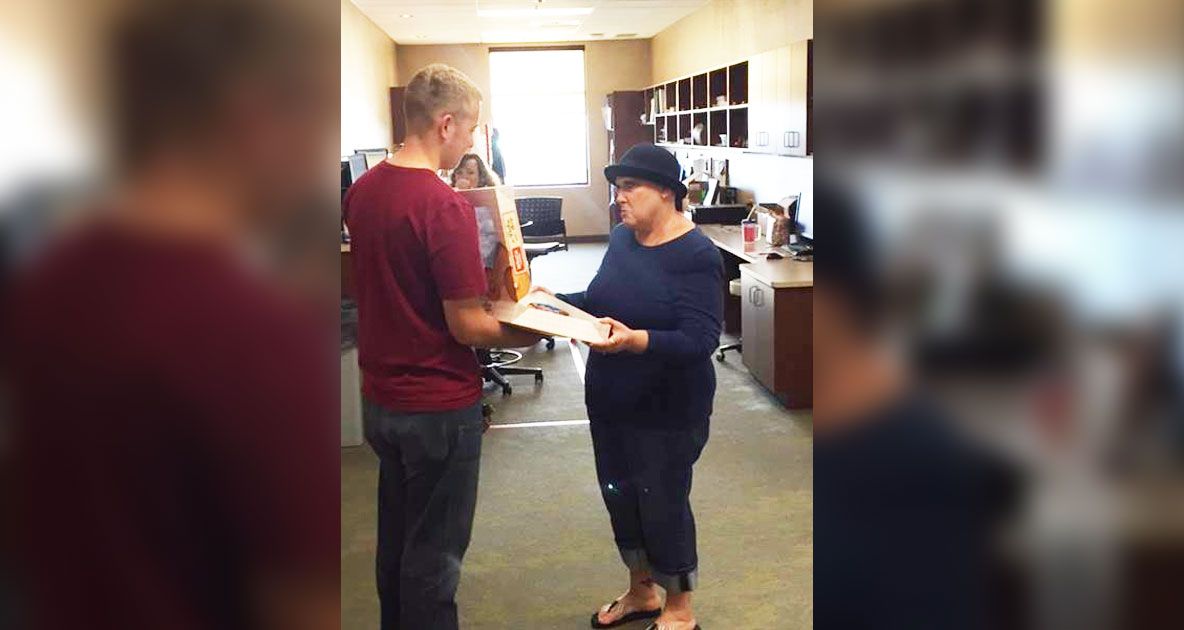 Suferea de cancer în fază terminală. Fiul i-a oferit o cutie. A deschis-o! A început să plângă