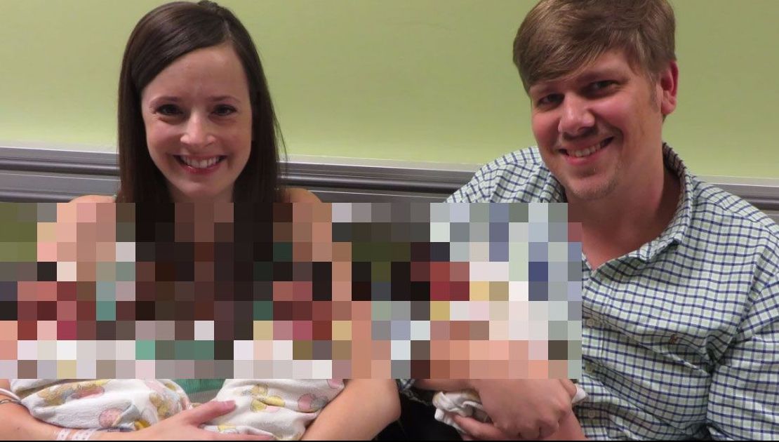 Părinții au pozat cu tripleții lor. Erau fericiți! Dar lumea le privește mirată copiii. Micuții..