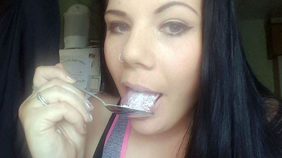 "E mai bună decât ciocolata". Această femeie mănâncă 2 kg de PUDRA DE TALC pe lună 