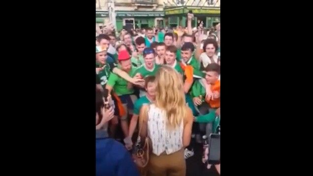 EURO 2016. Video incredibil: ce se întâmplă când suporterii irlandezi au întâlnit o fată singură