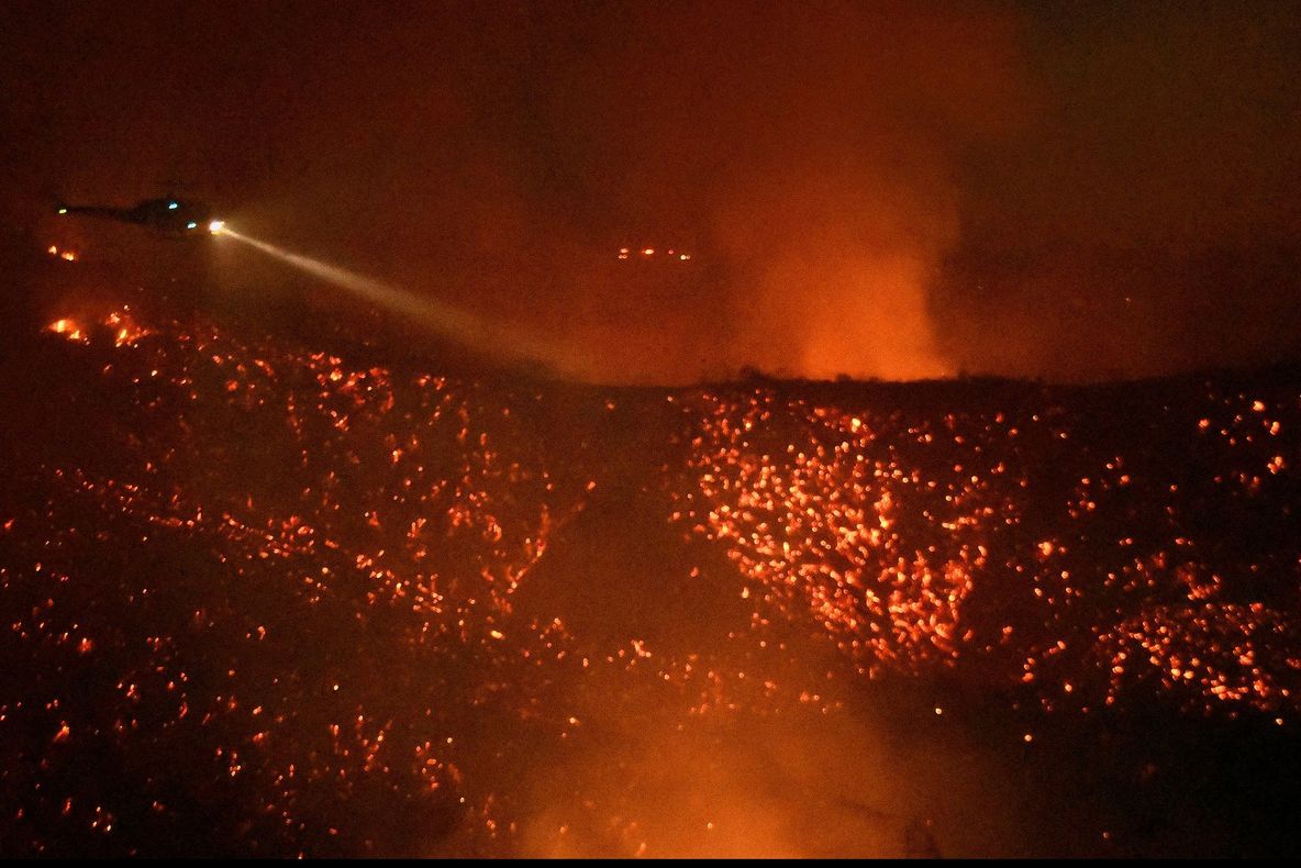 Incendii de vegetaţie de amploare în Los Angeles. Sute de locuitori au fost evacuaţi