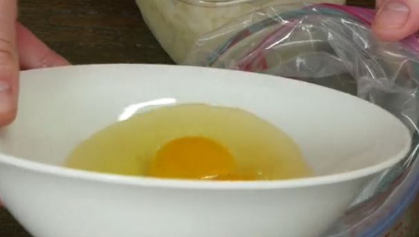 A pus două ouă crude într-o pungă. Ce face apoi cu amestecul este de-a dreptul genial!