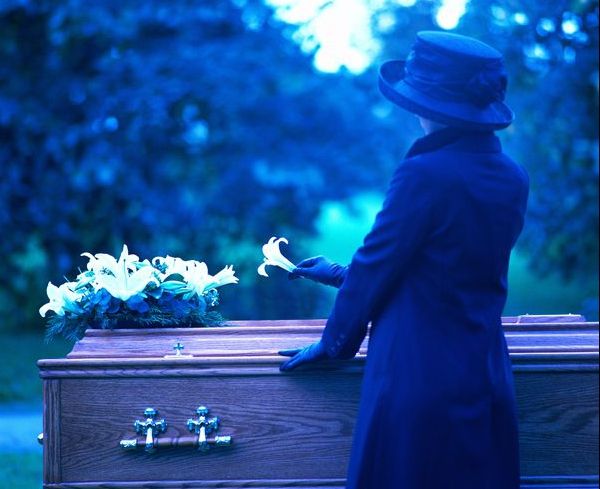 Îi murise soțul. După funeralii, văduva a luat telefonul. Și-a făcut un selfie. A continuat până...