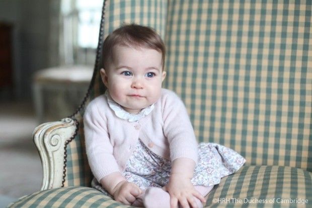 Prinţesa Charlotte, prima apariţie la balconul Palatului Buckingham. Imagini adorabile!