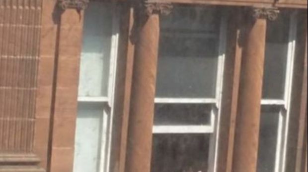 Se mutase de curând. A mers lângă fereastră și... Nu s-a putut abține și a scos repede telefonul