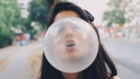 A mestecat gumă fără zahăr în fiecare zi. Obiceiul său a desfigurat-o: ce a păţit tânăra