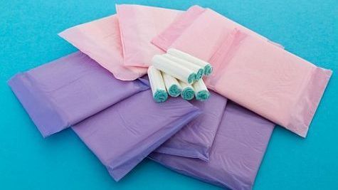 Un tânăr de liceu poartă absorbante în ghiozdan. Motivul este incredibil!