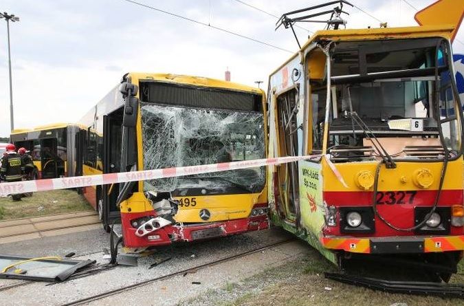 Accident înfiorător! Coliziune violentă între un autobuz şi un tramvai. Peste 20 de victime 