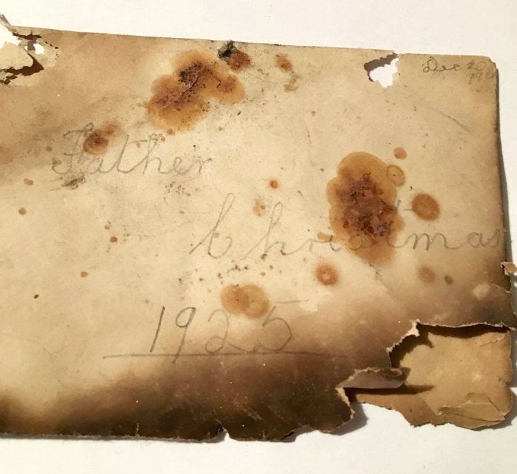 Uluitor: au găsit o hârtie îngălbenită în şemineu. Când şi-au dat seama ce reprezintă, au încremenit