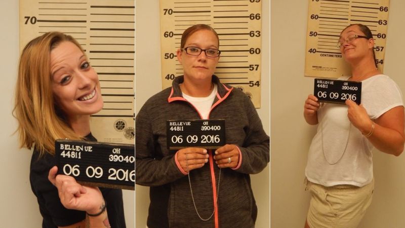 Motivul pentru care aceste femei râdeau când au fost arestate. Au făcut asta în faţa copiilor