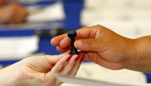 Alegeri locale 2016. Incident la o secţie de vot din Capitală: un votant a scăpat ştampila în urnă