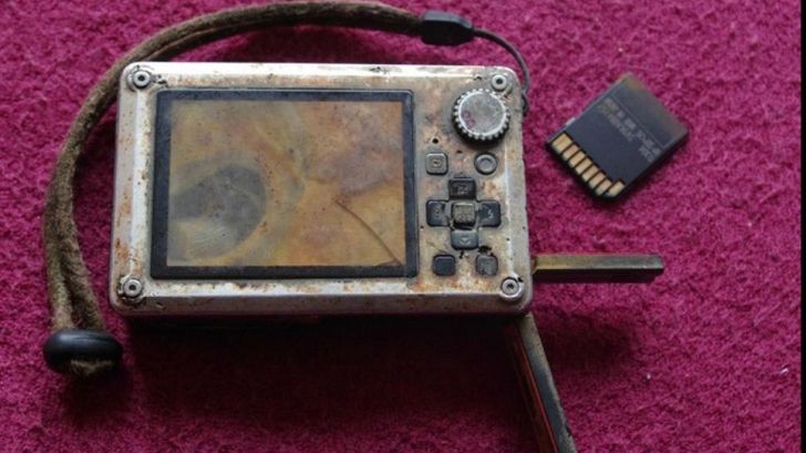 A găsit pe fundul apei un aparat de fotografiat ruginit. Când l-a deschis, a avut o surpriză uriașă