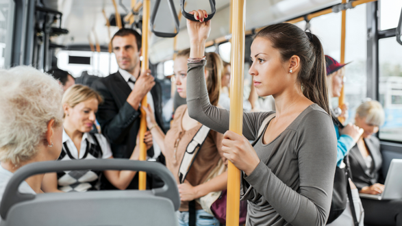Motivul incredibil pentru care o adolescentă a fost dată jos din autobuz. "M-am simţit foarte prost"