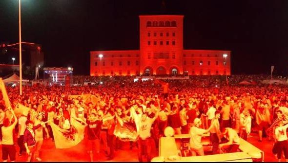 Mii de albanezi îşi exprimă pe străzi la Tirana bucuria pentru victoria din meciul cu România