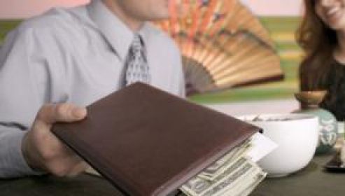 A lăsat un bacşiş uriaş. A doua zi s-a întors şi i-a mărturisit chelneriţei întregul adevăr