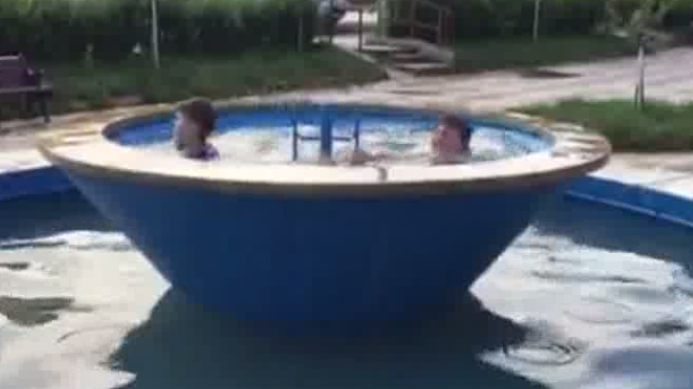 Toropiţi de valul de căldură, copiii s-au răcorit în fântâna arteziană