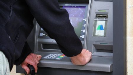 Bărbat din București, prins după ce a furat 2000 de euro din bancomate. Cum acționa