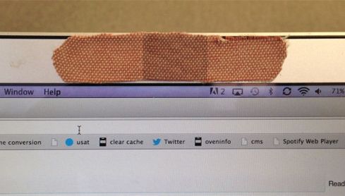 Lipiţi ceva peste camera video de la laptop, tabletă sau smartphone! Iată motivul 