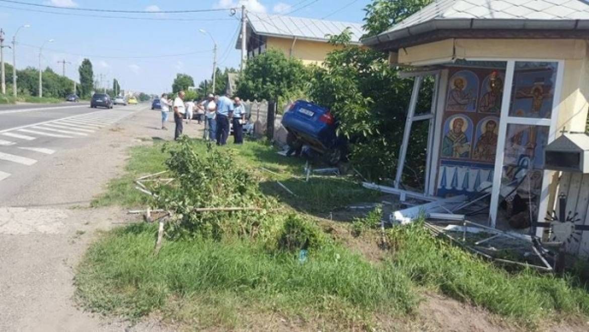 Accident spectaculos, în Iaşi. Un şofer a intrat într-o curte, după ce a distrus o troiţă