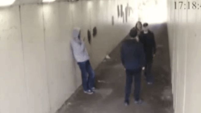 Doi bătăuși s-au luat de el și de prietena lui. Au primit o lecție șocantă