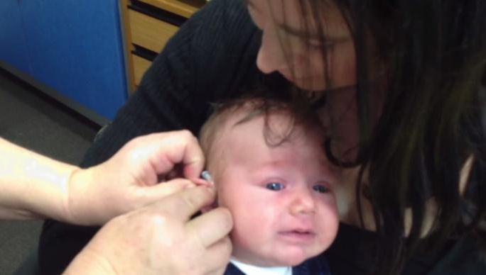 Miracolul zilei: Cum reacţionează un bebeluş când îşi aude mama pentru prima oară – VIDEO