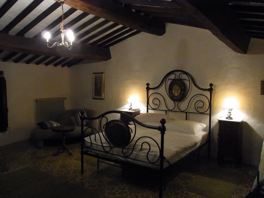 Făcea curățenie în casă. Sub pat a găsit o cutie de carton. A rupt ambalajul și a rămas fără cuvinte