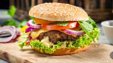 Dezgustător: ce a găsit un bărbat din Moldova într-un hamburger de vită - FOTO