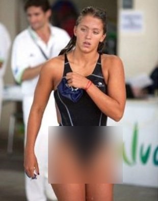 Era campioana liceului la înot. A venit la concurs cu un nou costum. Publicul şi juriul au râs de ea