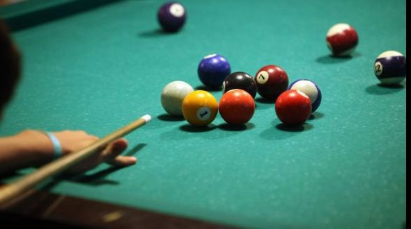 Suporter bătut cu tacul de biliard după ce a spus că naţionala nu are şanse de calificare în optimi