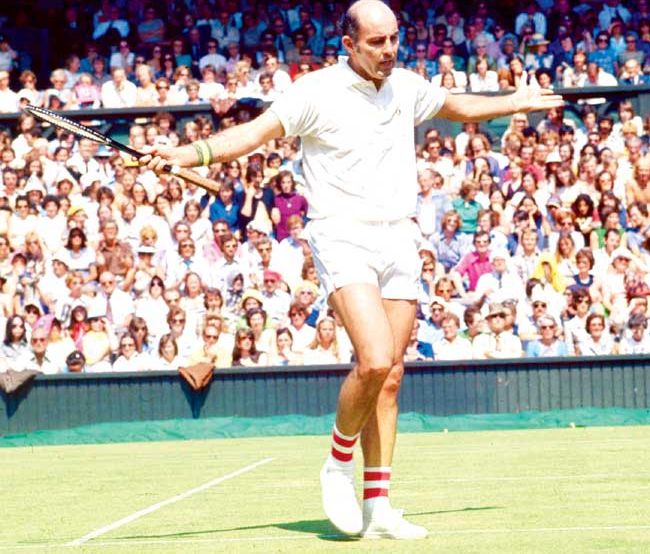 Fostul campion de tenis Bob Hewitt, acuzat de violuri, va face închisoare 